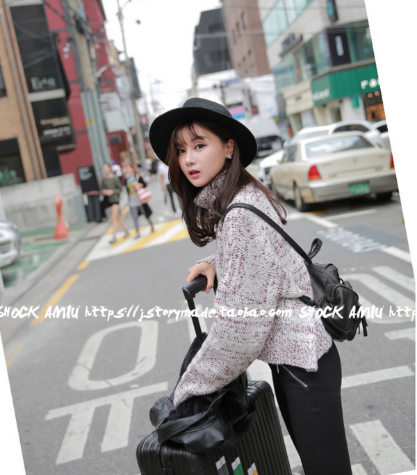 เสื้อไหมพรมเอวลอย คอเต่าพับได้ตามต้องการ ยืดได้เยอะ ทรงเก๋ๆ จะใส่เดี่ยวไหรือใส่โค้ทคลุมก็สวยจ้า