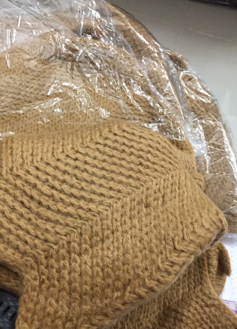 ผ้าพันคอ ไหมพรม เกาหลี สีน้ำตาล มิกกับชุดไหนก็สวย พร้อมส่ง