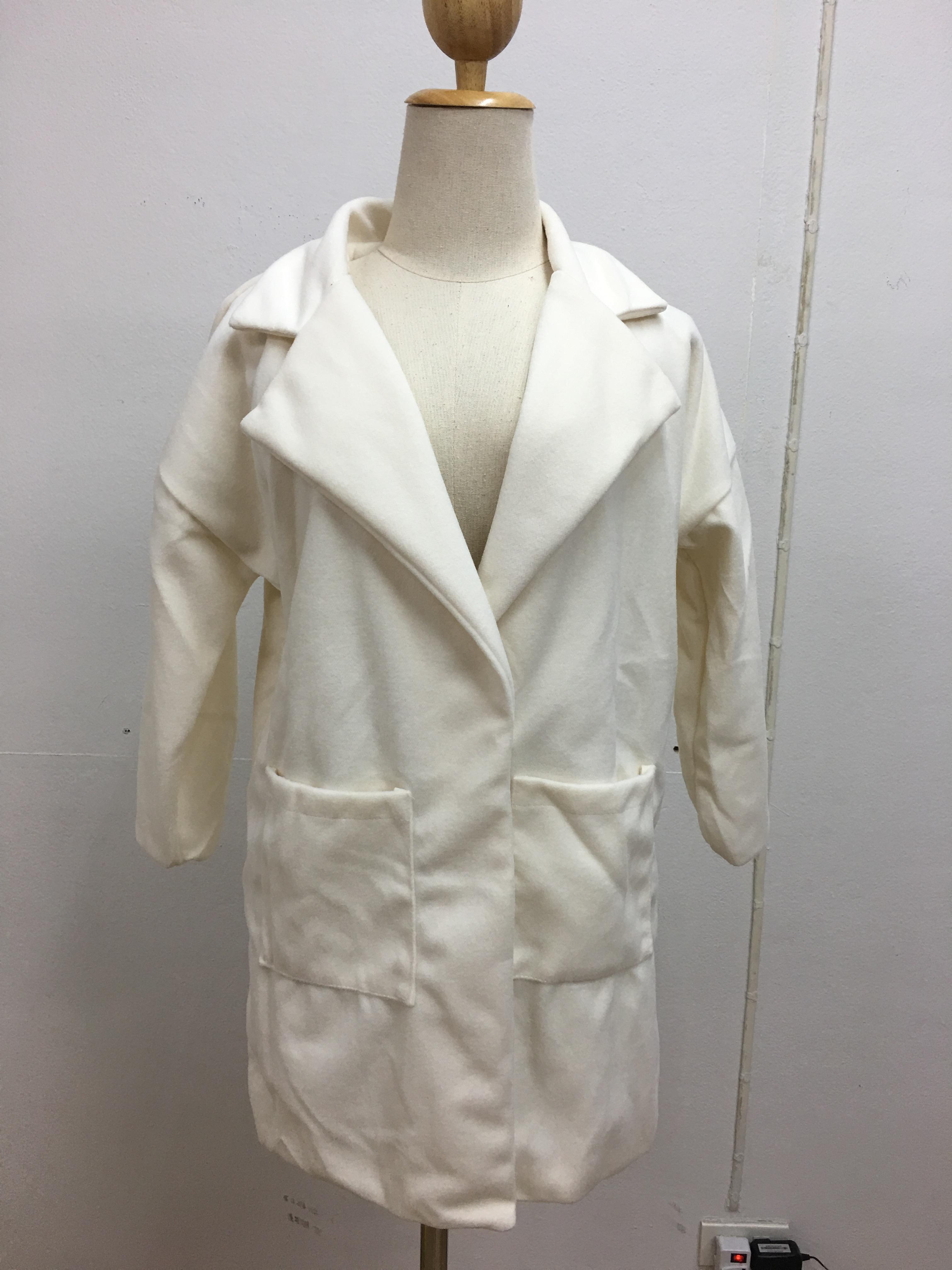 Over Coat ทรงโคล่ง ผ้าสำลีเนื้อเรียบสีขาว บุซับในกันลมกันหนาว พร้อมส่ง ขาว