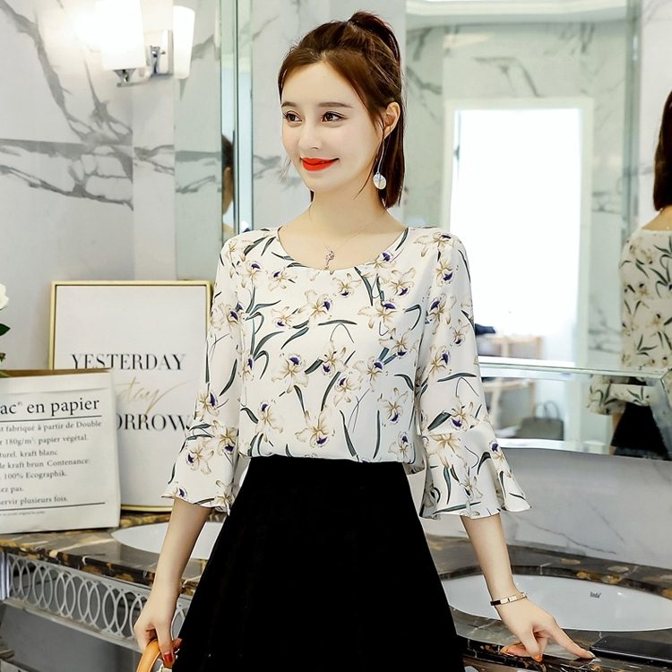 Blouse3795 เสื้อแฟชั่นผ้าชีฟองลายดอกไม้สีครีม แขนยาวสี่ส่วนระบาย ผ้าชีฟองทึบแสงเนื้อดีนุ่มใส่สบาย งานสวยแมทช์กับอะไรก็เข้า ใส่เที่ยว/ใส่ทำงานได้