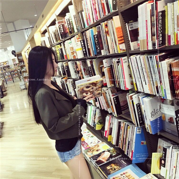 เสื้อคลุมตัวสั้น แต่งปก 2 ชั้น ทรงสวย สีเขียวทหาร ผ้าเนื้อดี ทิ้งตัว ไม่หนามาก ใส่คลุมกำลังดี เท่ๆ สีเขียวทหาร