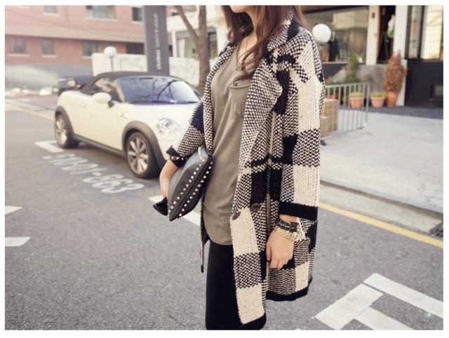 เสื้อกันหนาว ผ้าทอลายตาราง ตัวโคล่ง ทรงสวย สีครีมดำ งานดีสวยเหมือนแบบ พร้อมส่งเลยจ้า ครีมดำ