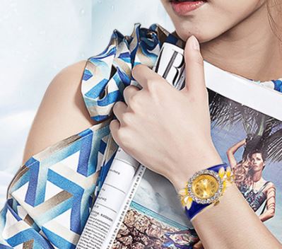 นาฬิกาข้อมือ ผู้หญิง แบบ กำไลข้อมือ หน้าปัดฝังเพชร ออกแบบ เป็น ลายใบไม้ สีทอง ใส่ออกงาน สุดหรู 186747