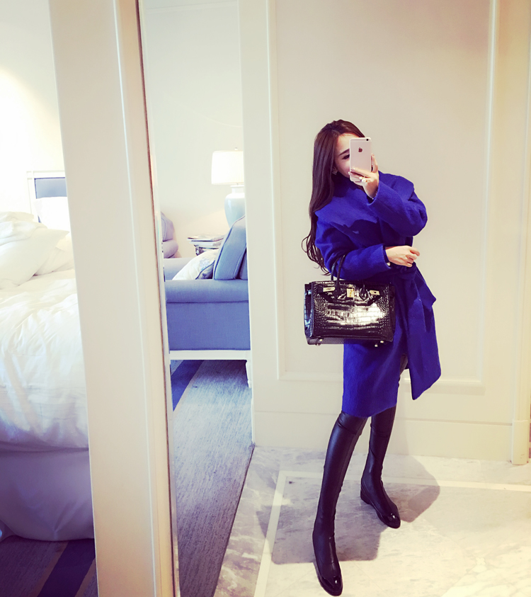 เสื้อโค้ทกันหนาว ทรงสวยสีน้ำเงิน ใส่เป็นเดรสได้ แบบผู้ดี ผ้าวูลผสมเนื้อหนานิ่ม บุซับในกันลม จะใส่เป็นเดรส หรือใส่เป็นเสื้อโค้ทปกติก็เก๋ค่า สีน้ำเงิน สีไม่จัดเท่าในรูป