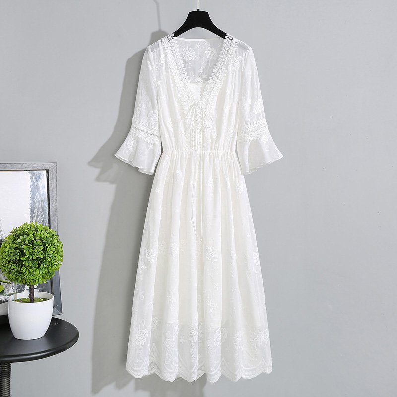 Dress4720 เดรสยาวชีฟองสีขาวปักลูกไม้ลายดอกทั้งตัว คอวีแต่งเชือกผูกไขว้ แขนยาวสี่ส่วนระบายแต่งลูกไม้ ซิปข้าง เอวสม็อคยางยืด ผ้าชีฟองเกรดพรีเมียมเนื้อดีนุ่มน่าใส่ มีซับในอย่างดี งานสวยหรูดีเทลดีงามดูสวยแพง ใส่เที่ยว/ใส่ออกงานได้