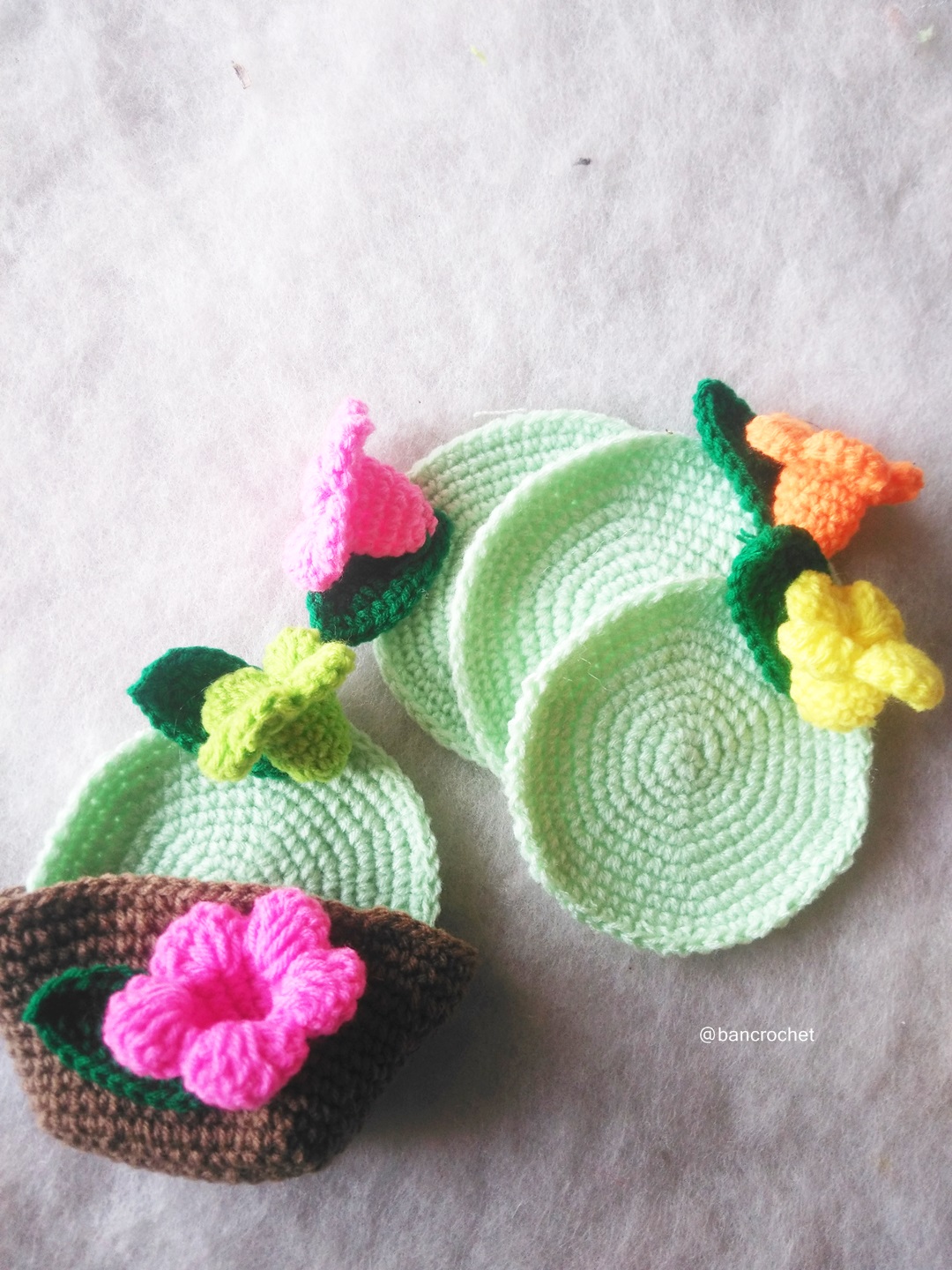 Bancrochet ที่รองแก้ว/ที่รองจานถักโครเชต์ ลายดอกบานบุรี crochet coaster/crochet table mat สีเขียว 4 นิ้ว