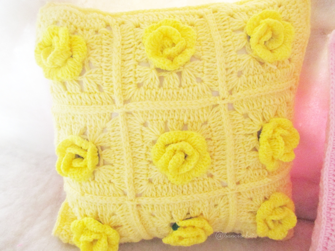 หมอนอิงลายกุหลาบสีเหลืองถักโครเชต์ yellow Pillow crochet 12*12 inch