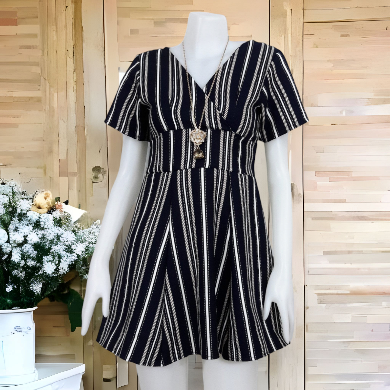 Dress3102 ชุดเดรสคอวีป้าย มีซิปหลังใส่ง่าย ผ้ามิลินเนื้อดีเกรดพรีเมียมอยู่ทรงเรียบสวย งานสวยใส่ได้หลายโอกาส งานดีทรงดี ดูสวยแพง ใส่เก๋ๆ ได้บ่อย