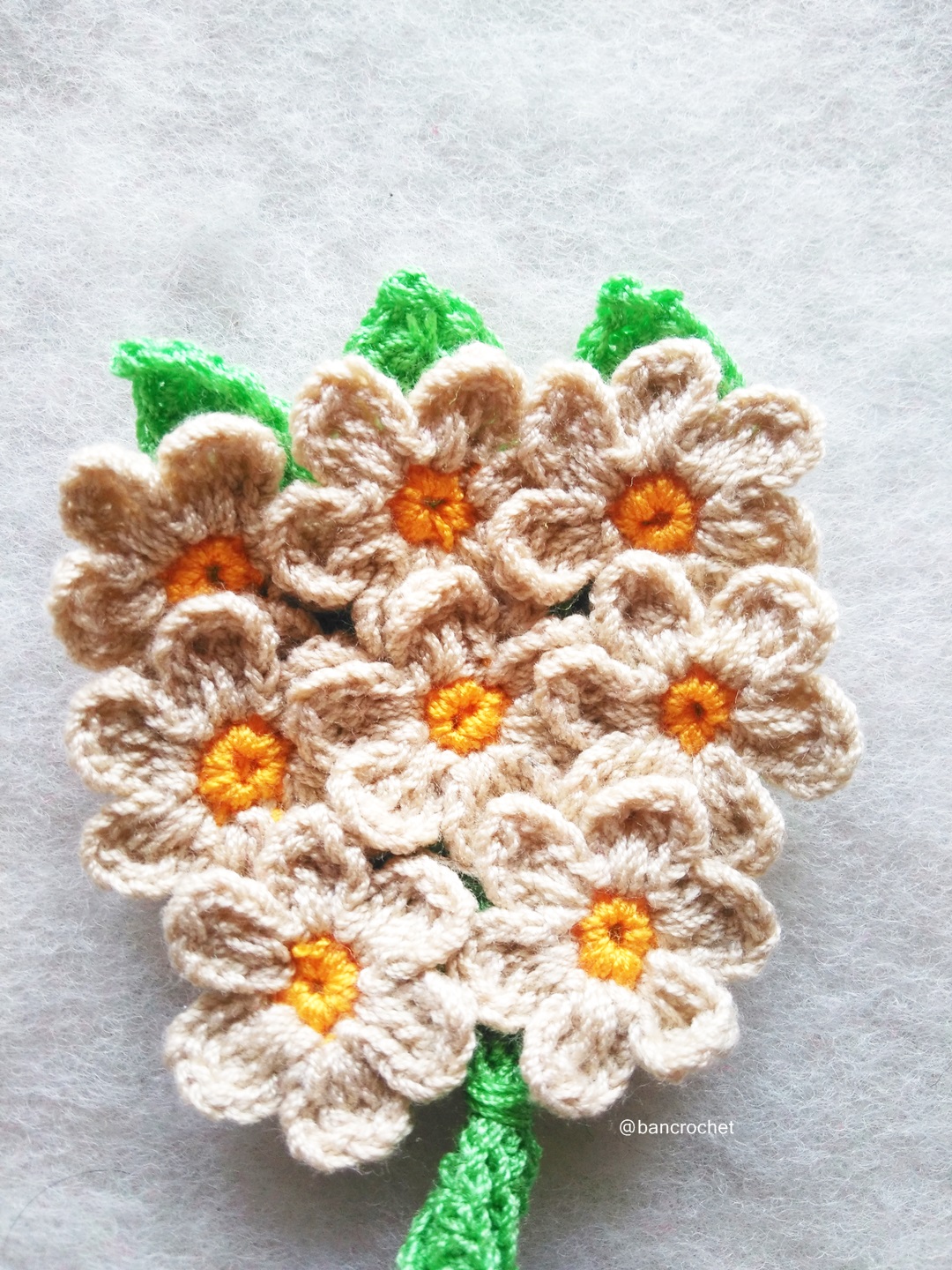 Bancrochet ช่อดอกไม้จิ๋วถักโครเชต์ Mini flower bouquet crochet สีครีม 5 นิ้ว