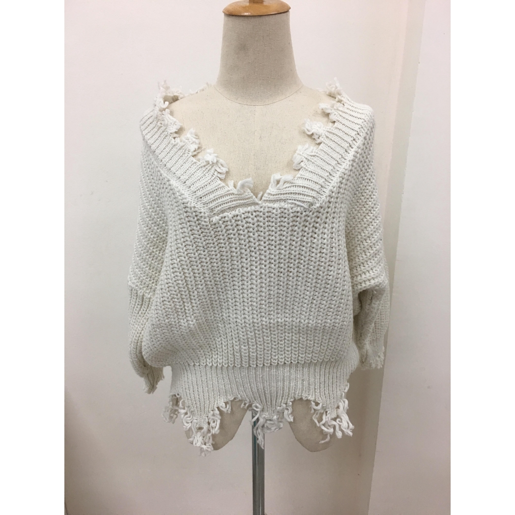 Sweater เสื้อไหมพรมถัก ทรงสวยเนื้อนุ่ม แต่งชายขาดๆ เพิ่มความเก๋ ขาว ขาว