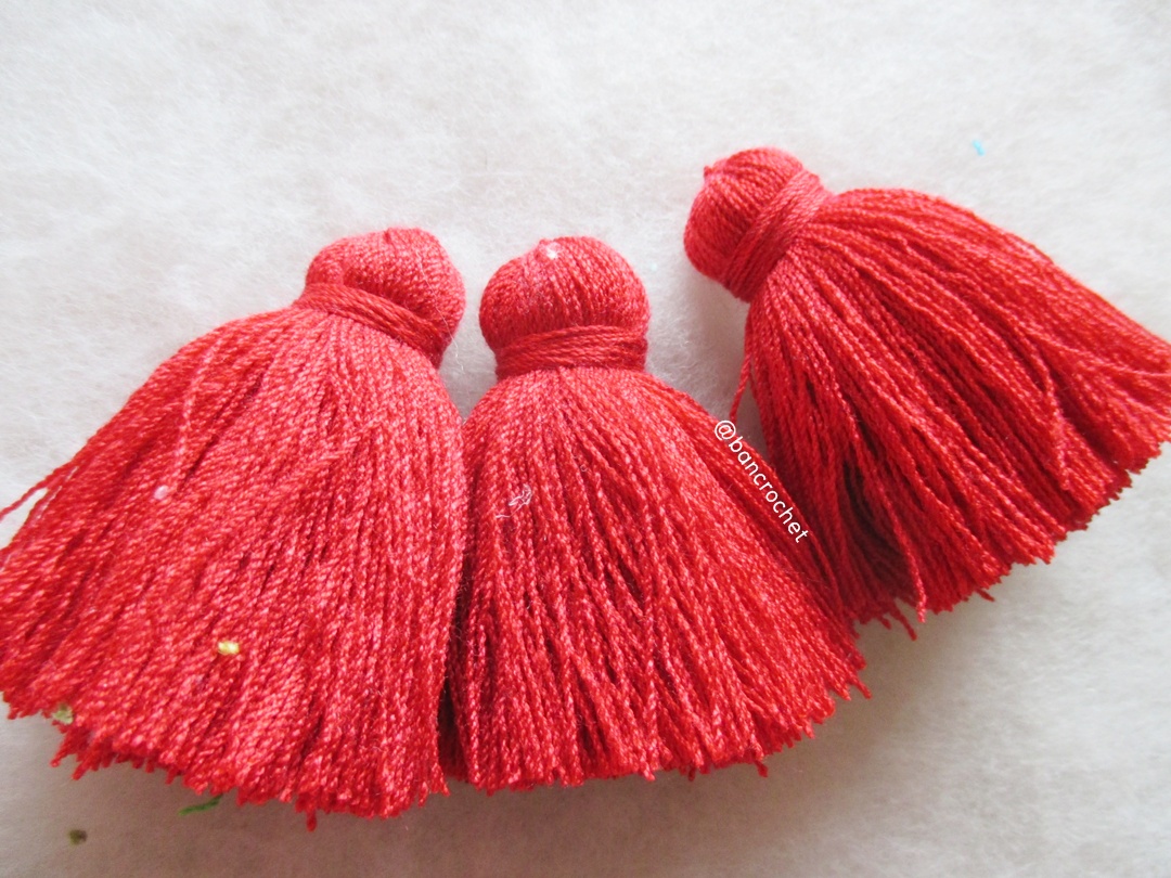 พู่แบบหนาฟู ขนาด 2 นิ้ว 4 ply tassel crochet acrylic yarn 4 ply แดง 2 นิ้ว