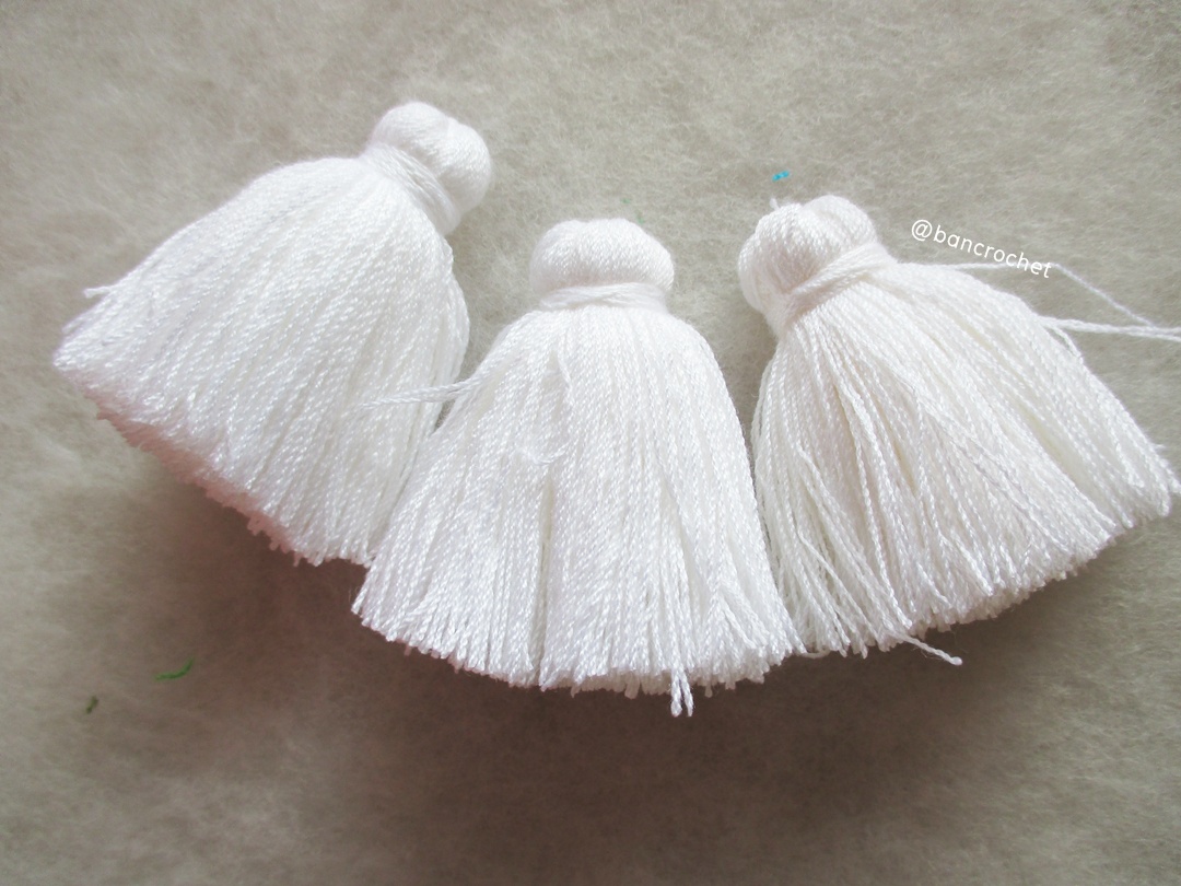 พู่แบบหนาฟู ขนาด 2 นิ้ว 4 ply tassel crochet acrylic yarn 4 ply ขาว 2 นิ้ว