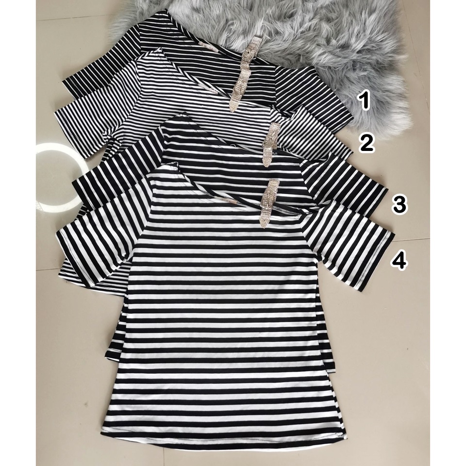 👕 Blouse3974 เสื้อยืดลายริ้วเปิดไหล่ข้างเดียว ผ้าคอตตอนเรย่อนเนื้อดี หัวเข็มขัดเพชรวิบวับ ดีเทลเก๋แมทช์ง่าย ดูมีสไตล์พรีเมียม