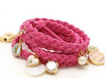 สร้อยข้อมือหนังถัก แฟชั่น แบบเดียวกับ วิคตอเรียใส่ สีชมพูเข้ม