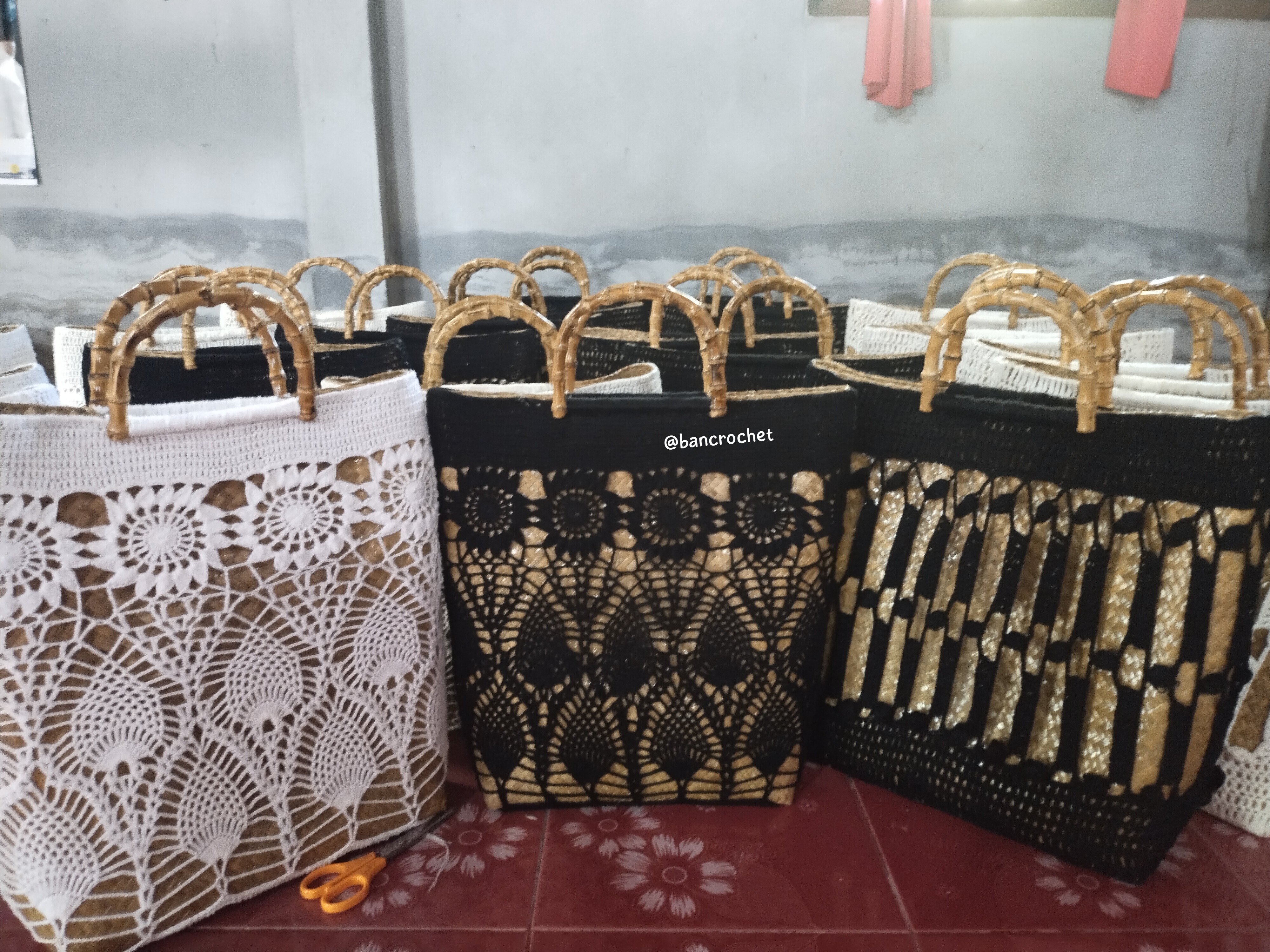 Bancrochet กระเป๋าถักโครเชต์ crochet bag หลากสี 30*40 ซม.