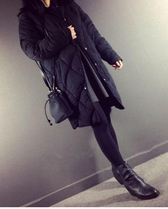 เสื้อโค้ทกันหนาว ตัวยาว สีเทาเงิน ปักลายตาราง ผ้าร่มบุนวม เนื้อเงา กระดุมหน้า สีเทา