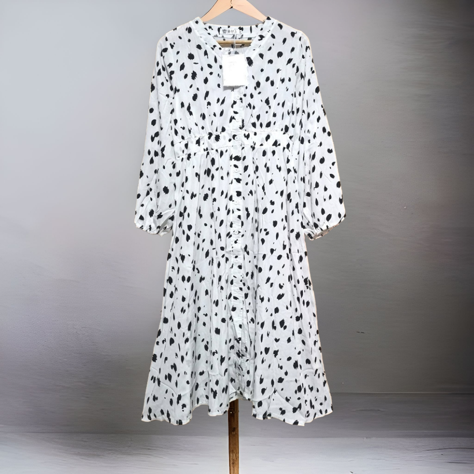 Dress4692 เดรสยาวลายกราฟฟิคสีพื้นขาว แขนยาว กระดุมผ่าหน้า ผ้าโพลีเนื้อดีมีน้ำหนักทิ้งตัวนุ่มใส่สบาย งานดีทรงดีเกรดพรีเมียม ชุดเดียวสวยจบ รุ่นนี้ใส่เที่ยว/ใส่ทำงานได้