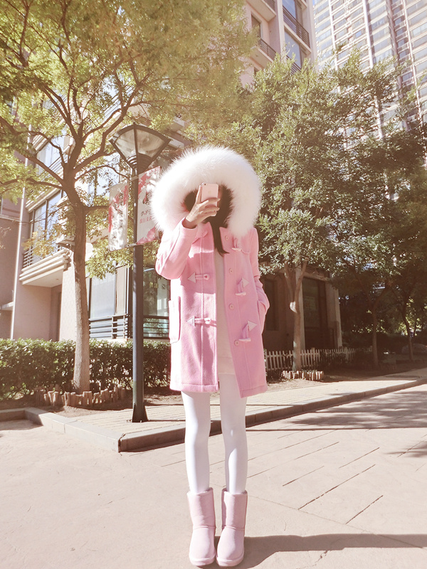 เสื้อโค้ท สีชมพูน่ารัก แต่งขนเฟลอรอบฮู้ด (ถอดฮูดไม่ได้นะคะ) น่ารักมาก ราคาไม่แรง เนื้อผ้าสักกะหลาดบุซับในกันลม เนื้อผ้าไม่หนา (ตัวขนของจริงจะฟูประมานครึ่งนึงของในรูปจ้า) ชมพู