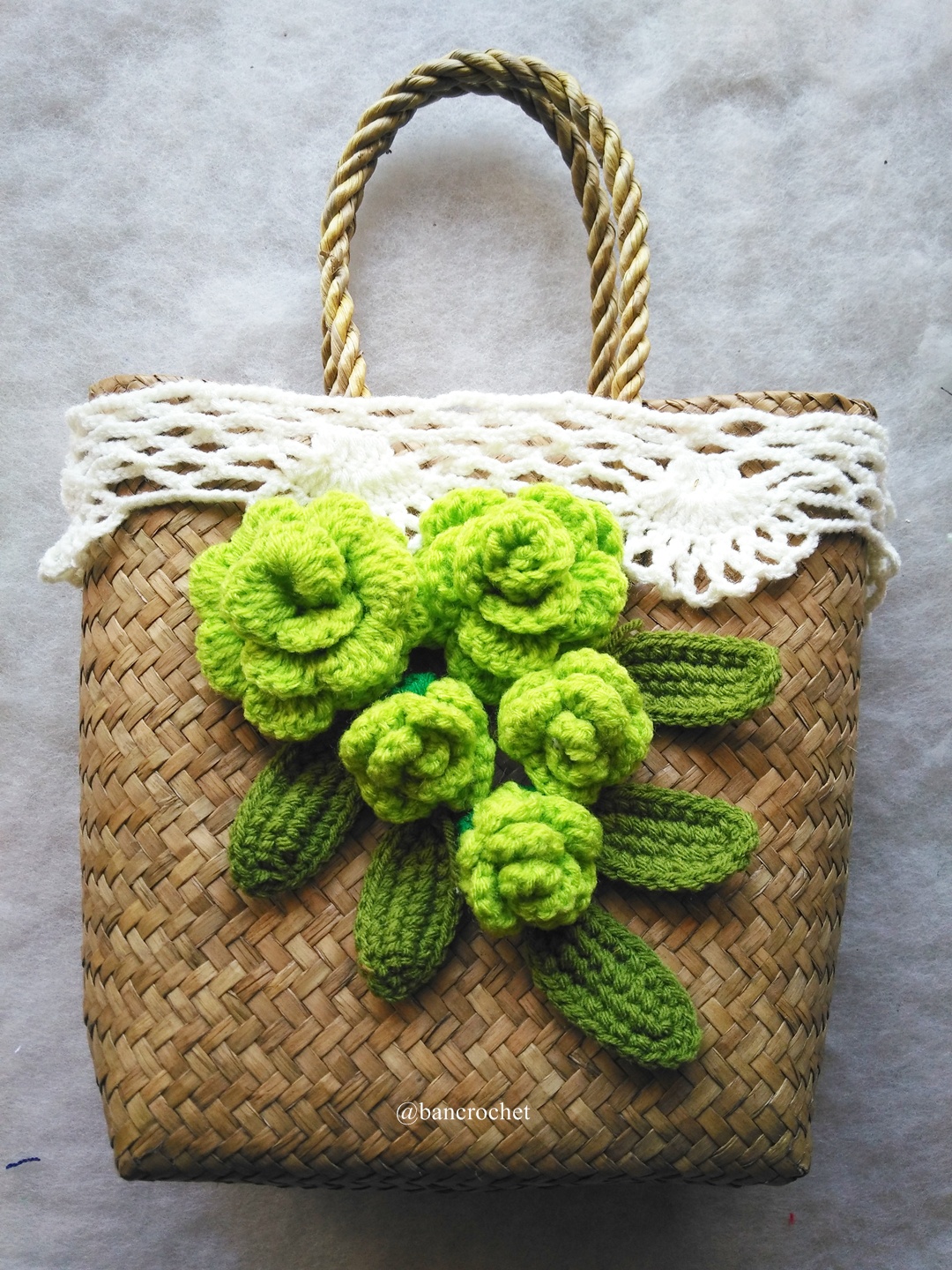 กระเป๋ากระจูดสาน ประดับดอกไม้ ขนาด 7*7*3.5*9.5 นิ้ว basket weave bags ธรรมชาติ 7*7*3.5*9.5 นิ้ว