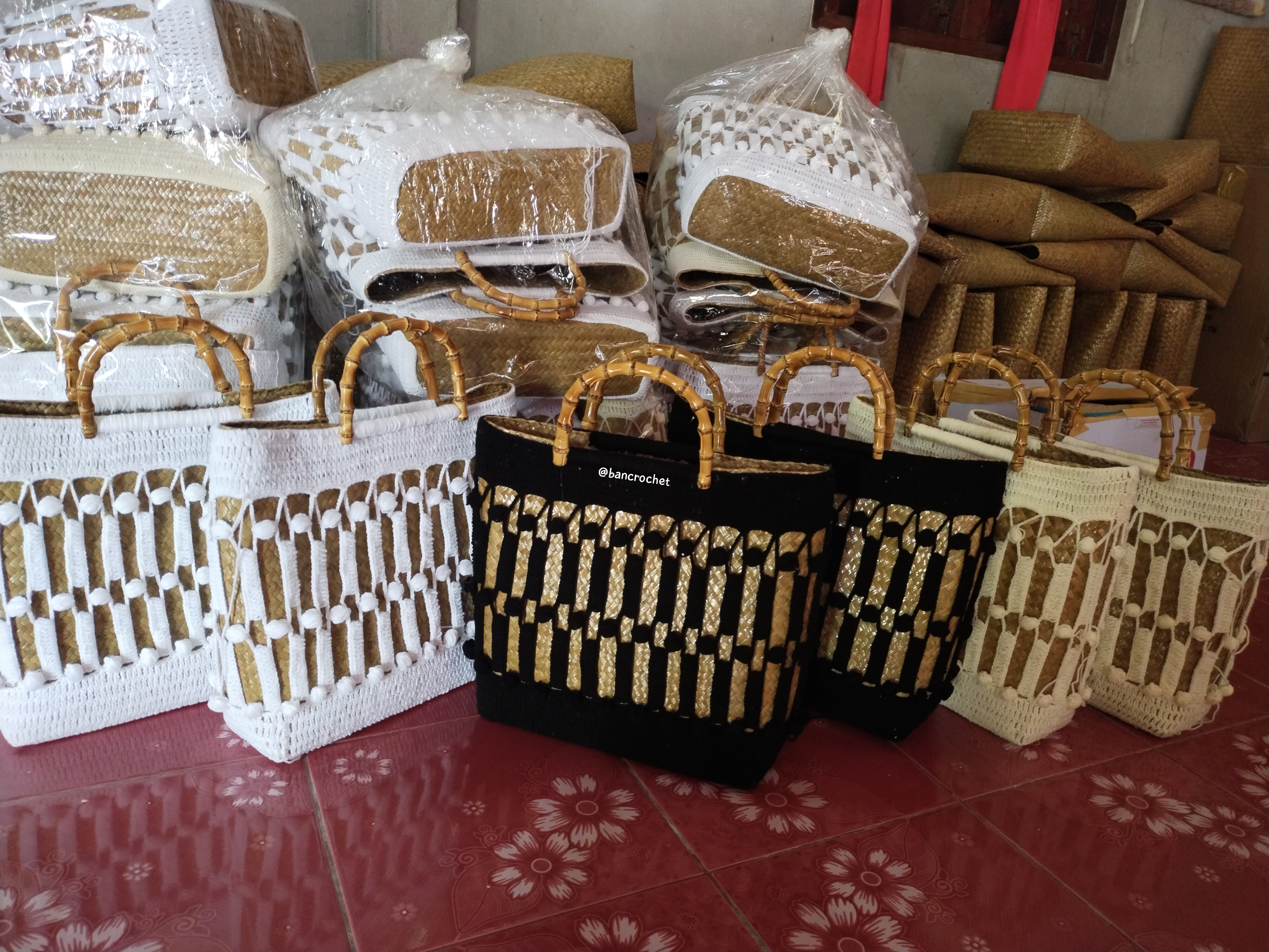 Bancrochet กระเป๋าถักโครเชต์ crochet bag หลากสี 30*30 ซม.