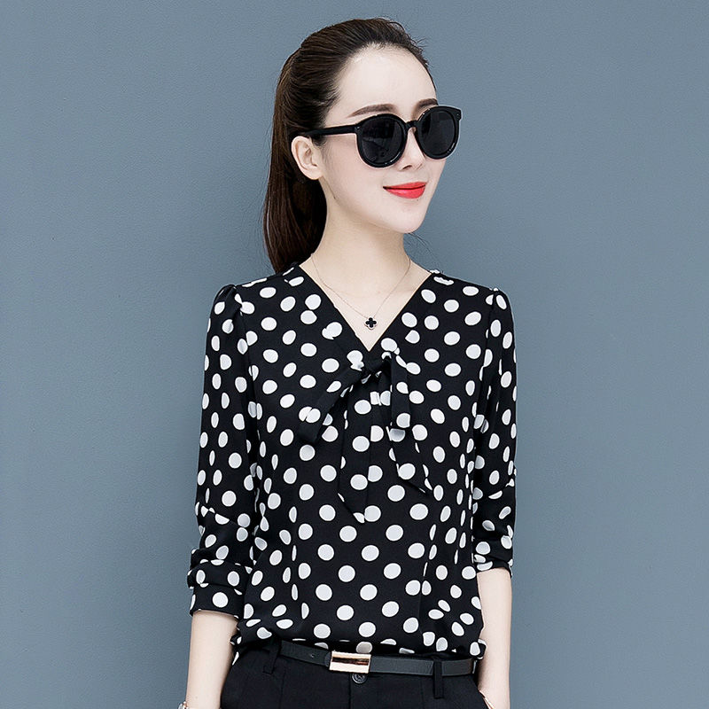 Blouse3833 เสื้อแขนยาวลายจุดใหญ่ผูกโบว์อก ผ้าวูลพีชเนื้อดีนุ่มใส่สบาย ทรงคอวีใส่แล้วดูผอมเพรียว ผ้าเนื้อดีนุ่มน่าใส่แมทช์กับกระโปรงหรือกางเกงก็ดูดีไม่แพ้กัน ใส่เที่ยว/ใส่ทำงานได้