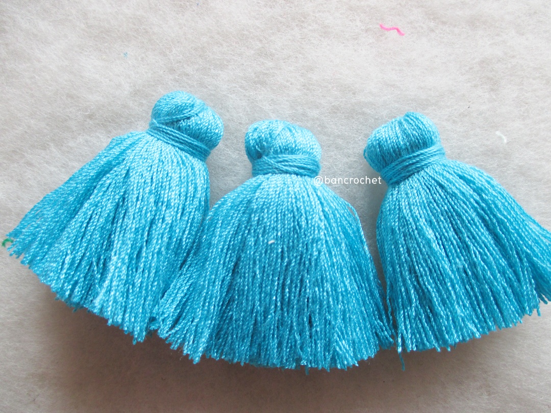 พู่แบบหนาฟู ขนาด 2 นิ้ว 4 ply tassel crochet acrylic yarn 4 ply ฟ้าเข้ม 2 นิ้ว