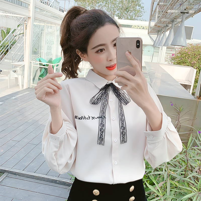 Blouse3859 เสื้อเชิ้ตแขนยาวกระดุมข้อมือสีครีม กระดุมผ่าหน้า อกปักลายตัวอักษร คอปกผูกโบว์ลูกไม้แยกชิ้น (สามารถถอดออกได้) ผ้าคอตตอนซิลค์เนื้อดีนุ่มหนามีน้ำหนักทิ้งตัว รุ่นนี้ผ้าเนื้อดีมากใส่สบายไม่ร้อนไม่ยับง่าย งานสวยดูดี ใส่เที่ยว/ใส่ทำงา