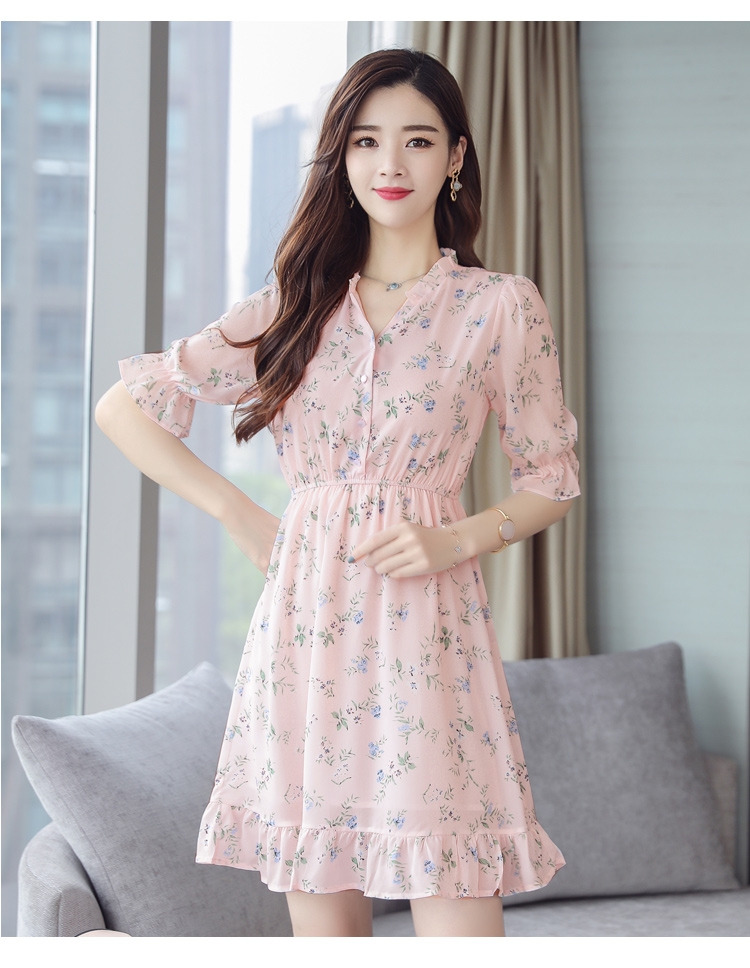 Dress4620 เดรสชีฟองลายดอกไม้สีชมพู กระดุมผ่าหน้าช่วงอก ทรงคอวีปกระบายเล็กๆ เอวยางยืด แขนสามส่วนระบาย