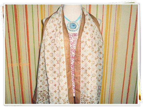 ผ้าพันคอ ผ้าคลุมไหล่ หลุยส์ สีครีม แถบน้ำตาล L002