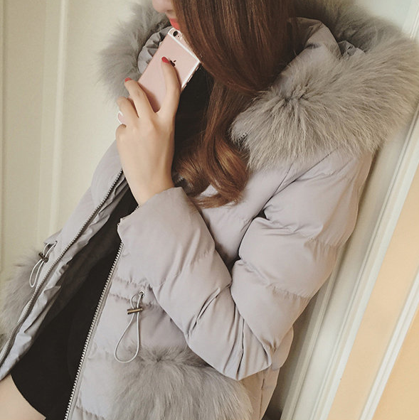 เสื้อกันหนาว ตัวยาว ประดับเฟอร์ฟูๆ ที่ฮู้ด ขนฟูประมาน 3/4 ผ้าร่มเนื้อดีกันลม บุนวมนุ่ม ซิปหน้า เกาหลีมากๆ เทา