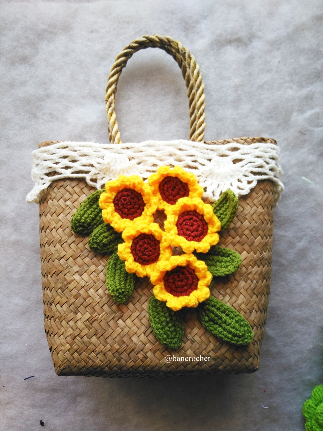 กระเป๋ากระจูดสาน ประดับดอกไม้ ขนาด 7*7*3.5*9.5 นิ้ว basket weave bags ธรรมชาติ 7*7*3.5*9.5 นิ้ว