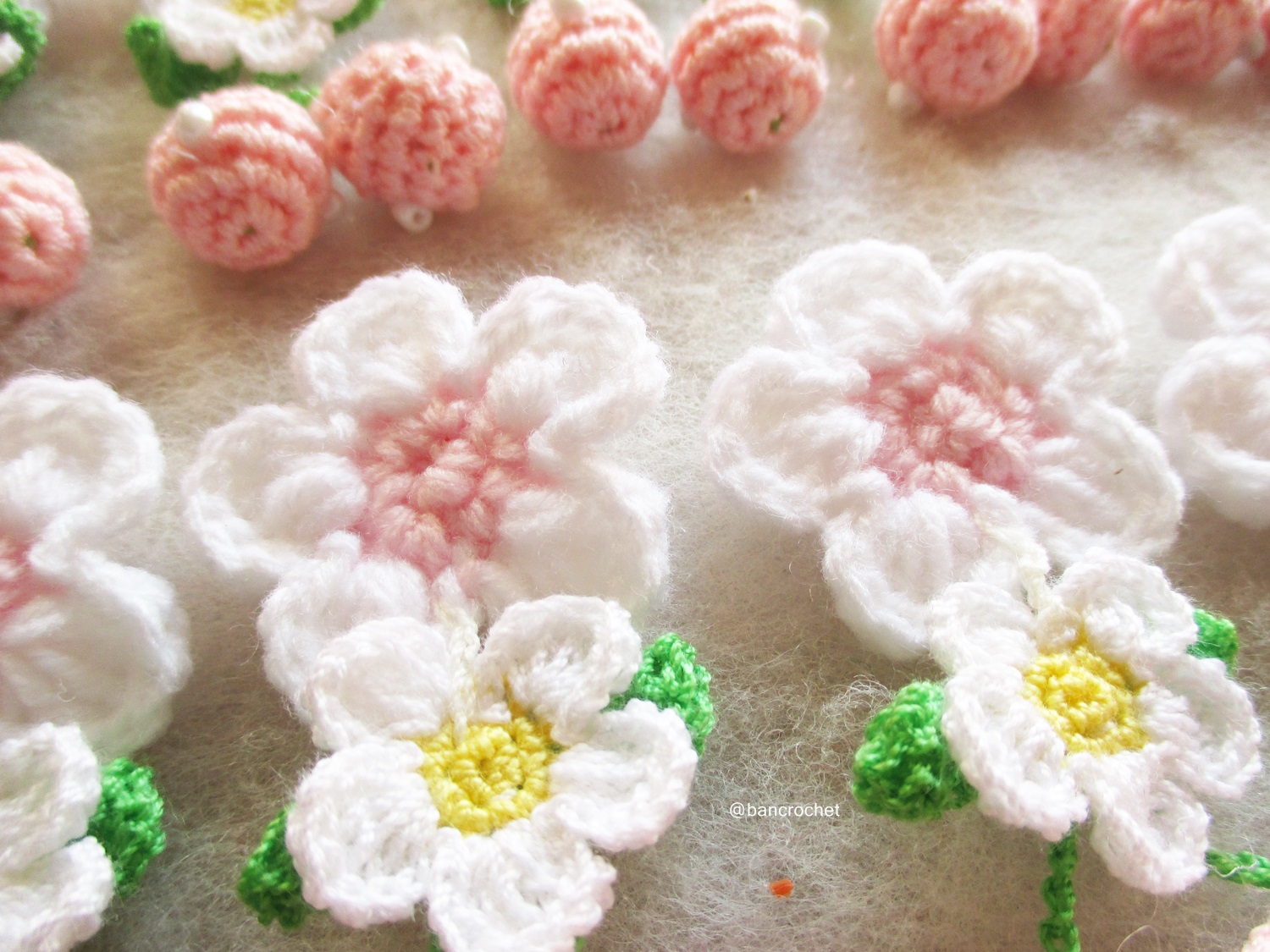 Bancrochet ช่อสตรอเบอรรี่ถักโครเชต์ crochet mini strawberry สีชมพู 2 นิ้ว