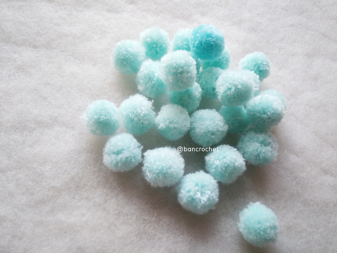 ปอมปอมไหมพรม ขนาด 2.5-3 ซม pom poms crochet ฟ้าอ่อน 2.5-3 ซม.