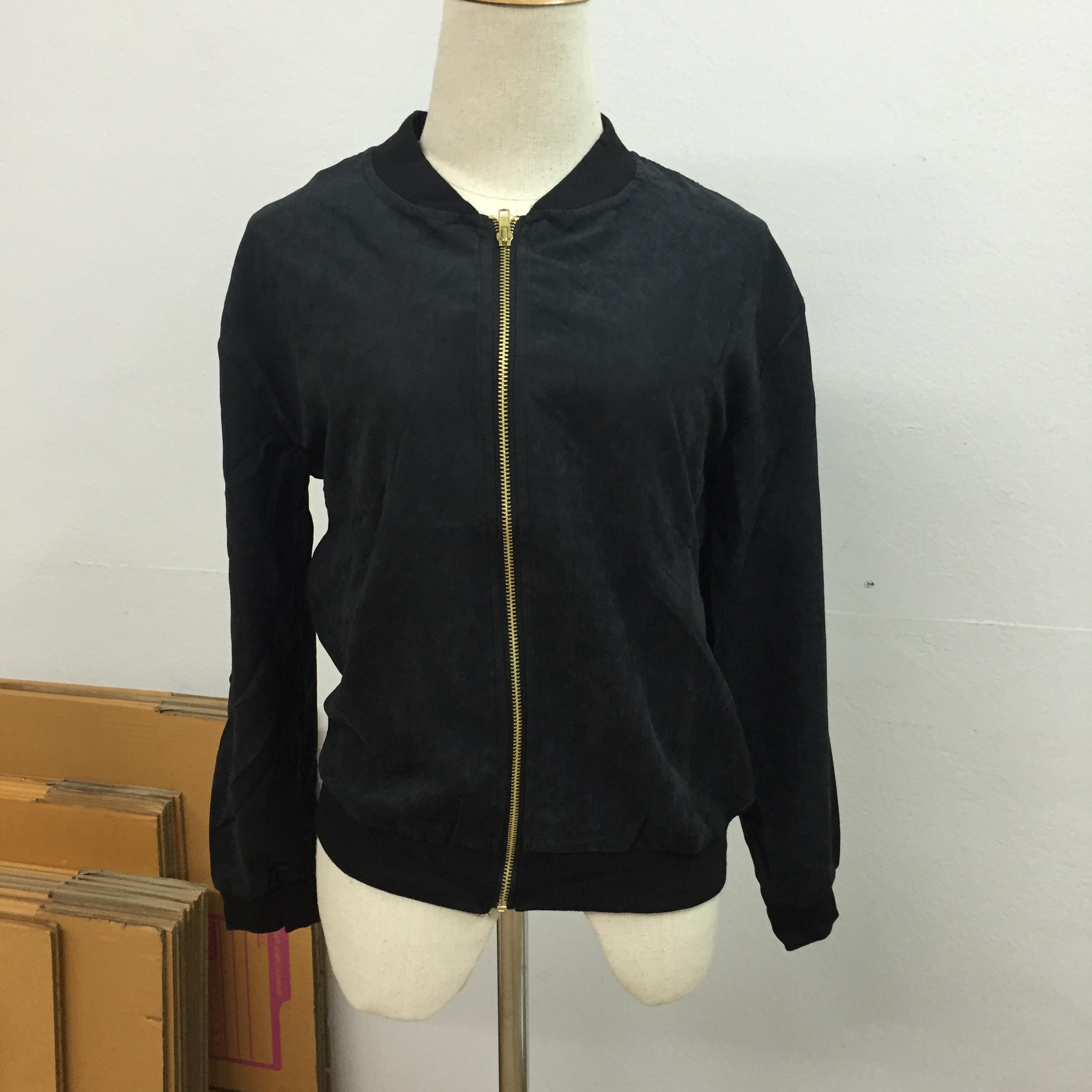 เสื้อคลุมเบสบอล เนื้อด้าน ไม่หนา ผ้ากันลมได้ดี แต่งลายด้านหลัง พร้อมส่ง