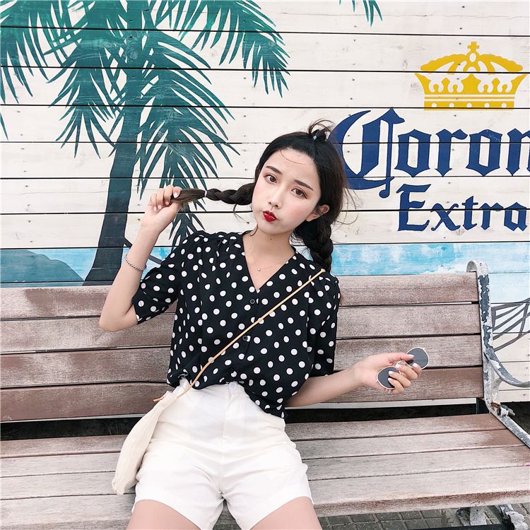 Blouse3796 เสื้อแฟชั่นไซส์ใหญ่ทรงคอวีลายจุดสีดำ กระดุมผ่าหน้า ผ้าโพลีเนื้อดีนุ่มใส่สบาย งานสวยดีเทลดีงาม แมทช์กับอะไรก็เข้า ใส่เที่ยว/ใส่ทำงานได้