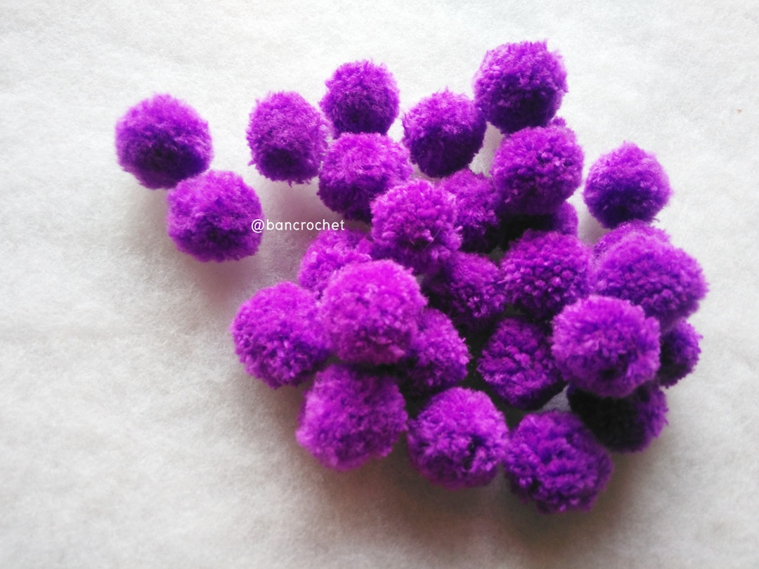 ปอมปอมไหมพรม ขนาด 2.5-3 ซม pom poms crochet ม่วงเม็ดมะปราง 2.5-3 ซม.