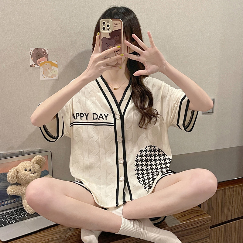 ชุดนอนผู้หญิง
