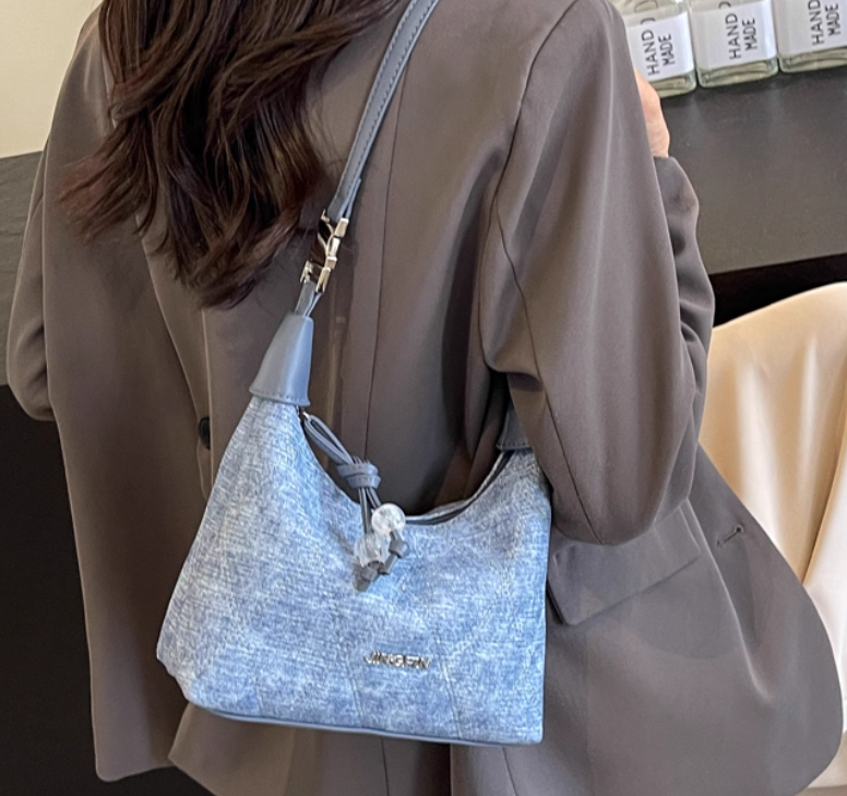 กระเป๋าสะพายข้าง ผู้หญิง ผ้ายีนส์ กระเป๋าสะพายใหญ่ สวย ๆ ผสมผสาน กับหนังแท้ อย่างลงตัว 217973