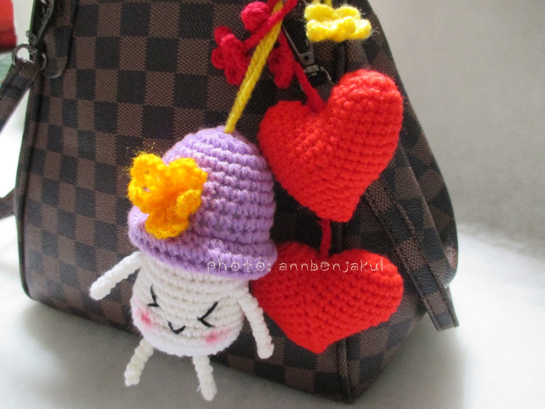 ที่ห้อยกระเป๋าเห็ดถักสีม่วงพร้อมหัวใจคู่