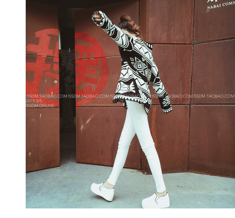 เสื้อกันหนาวไหมพรมถัก ลายเก๋ๆ ทรงสวย สีขาวดำ พร้อมส่งเลยจ้า