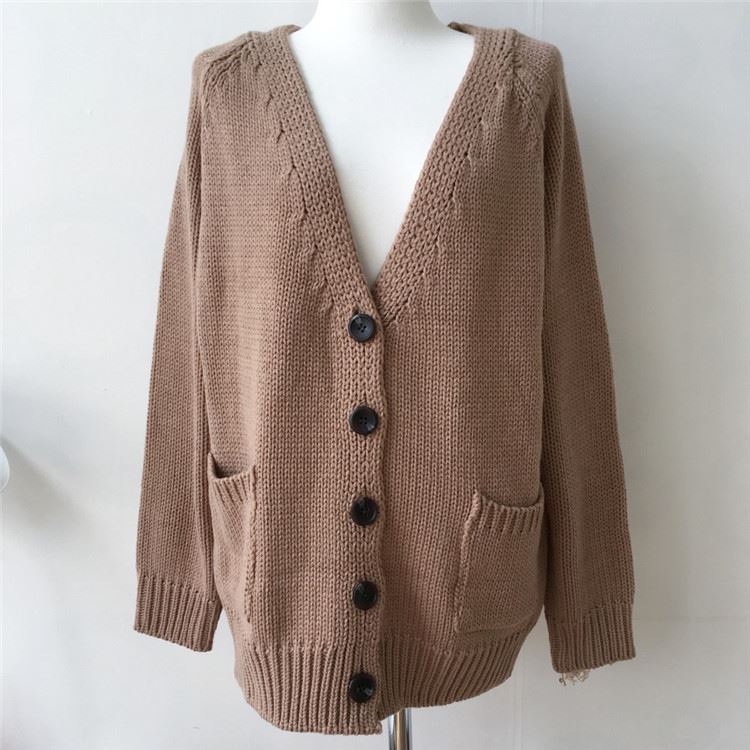 เสื้อคลุมไหมพรมถักทรงสวย เนื้อนิ่มยืดได้เยอะ ทรงน่ารักงานดี พร้อมส่งเลยจ้า เบจ