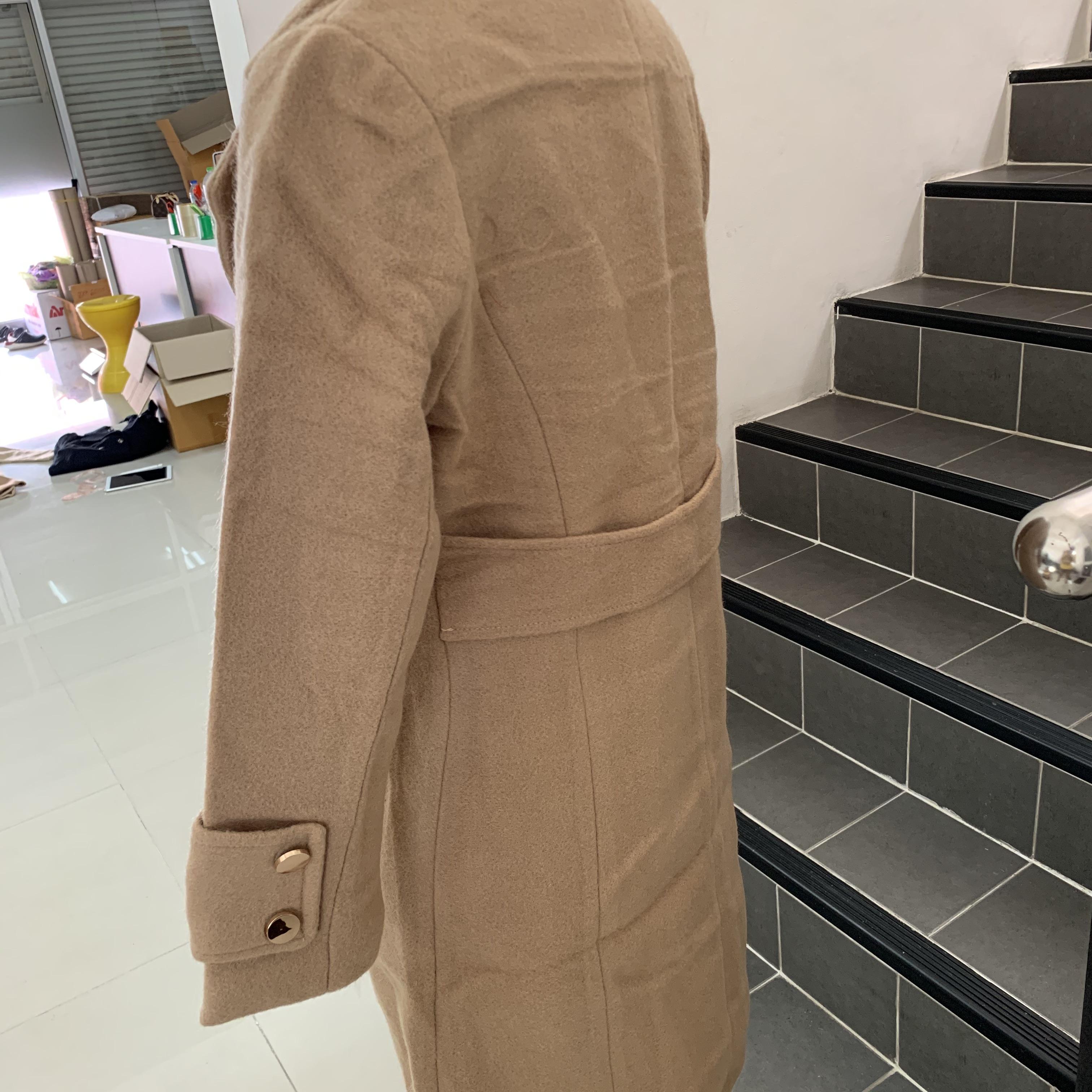 โอเวอร์โค้ท overcoat สไตล์ยุโรป กระดุมทอง แบบแขนเต่อ คาดหลัง ใส่ง่ายเข้ากับทุกชุด กันหนาวได้ดี พร้อมส่ง สีน้ำตาลอ่อน