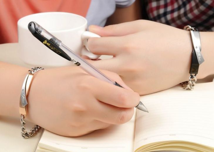 สร้อยข้อมือ ไทเทเนี่ยม สร้อยข้อมือ ดีไซน์ คู่ ชาย หญิง สลัก Love ฝังเพชร CZ ที่สวยที่สุด สี Rose Gold สำหรับผู้หญิง สวยมากค่ะ 952357