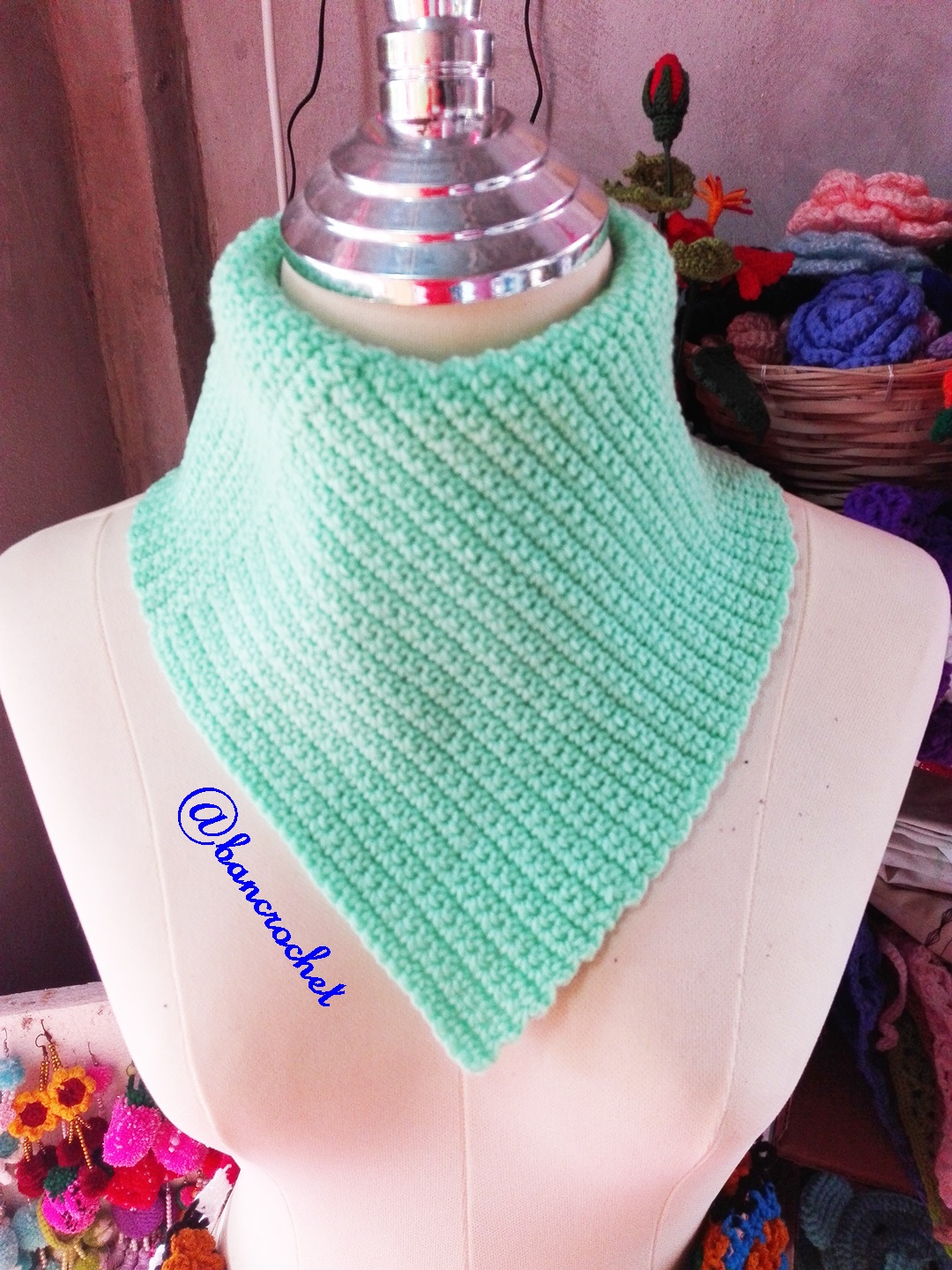 Bancrochet ผ้าคลุมคอถักโครเชต์ แบบมีกระดุมหลัง Crochet cowl สีเขียวมิ้นท์ inch
