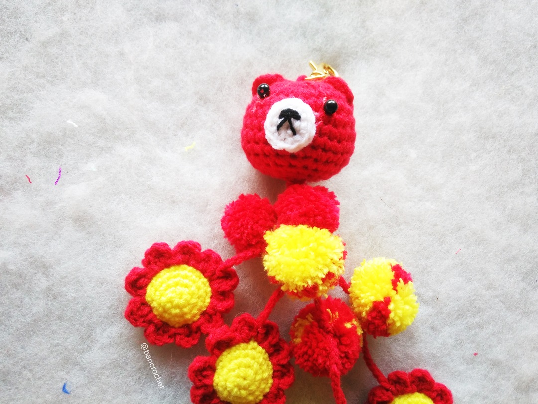 Bancrochet พวงกุญแจห้อยกระเป๋าหมีน้อยสีแดง red bear sunflowers keychains สีแดง 10 นิ้ว