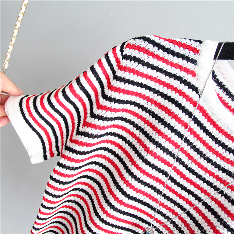 Blouse3910 เสื้อแฟชั่นนำเข้า เสื้อไหมพรมลายริ้วโทนสีขาวแดง งานผ้าไหมพรมเนื้อดีนุ่มเนียนยืดขยายได้เยอะมาก ผ้ามีน้ำหนักทิ้งตัว ทรงปล่อยใส่สบาย งานสวยใส่ง่ายน่ารักมาก แมทช์กับอะไรก็เข้า