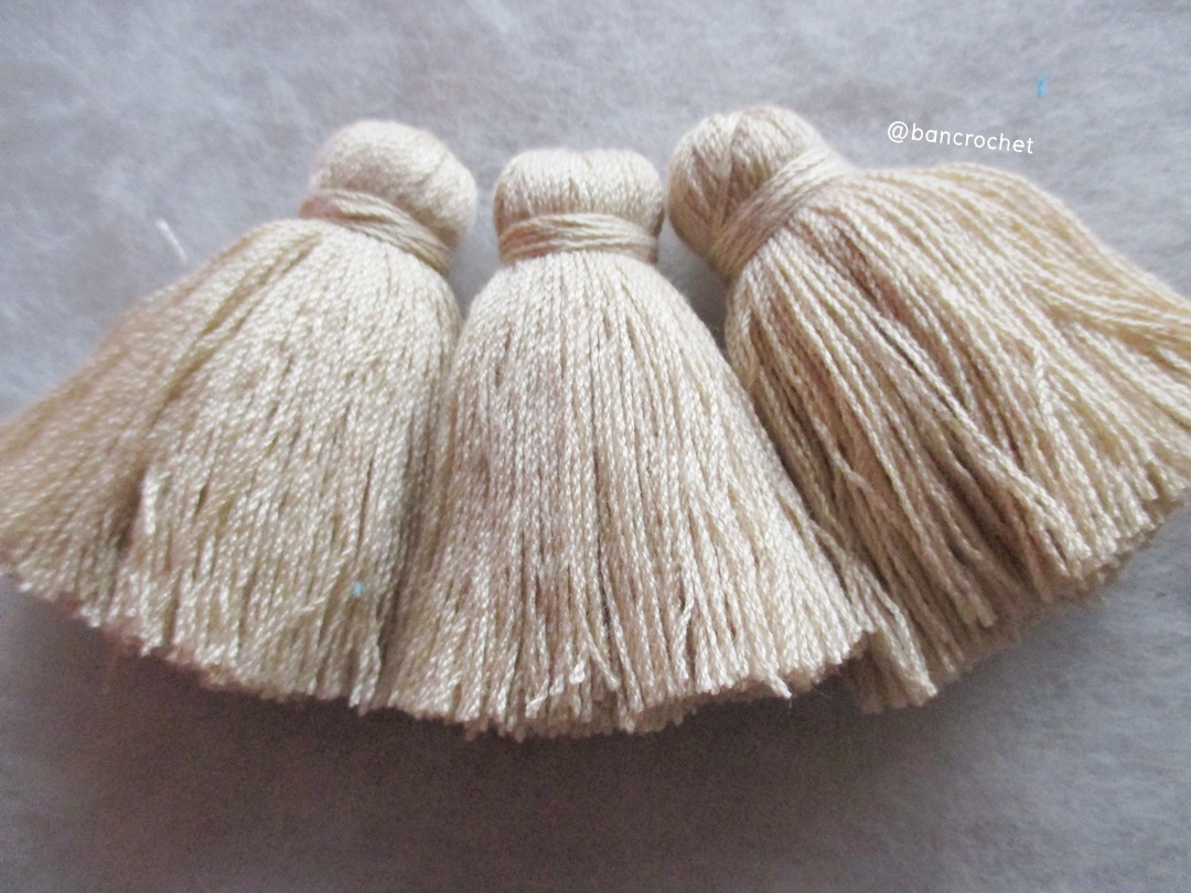 พู่แบบหนาฟู ขนาด 2 นิ้ว 4 ply tassel crochet acrylic yarn 4 ply ครีม 2 นิ้ว