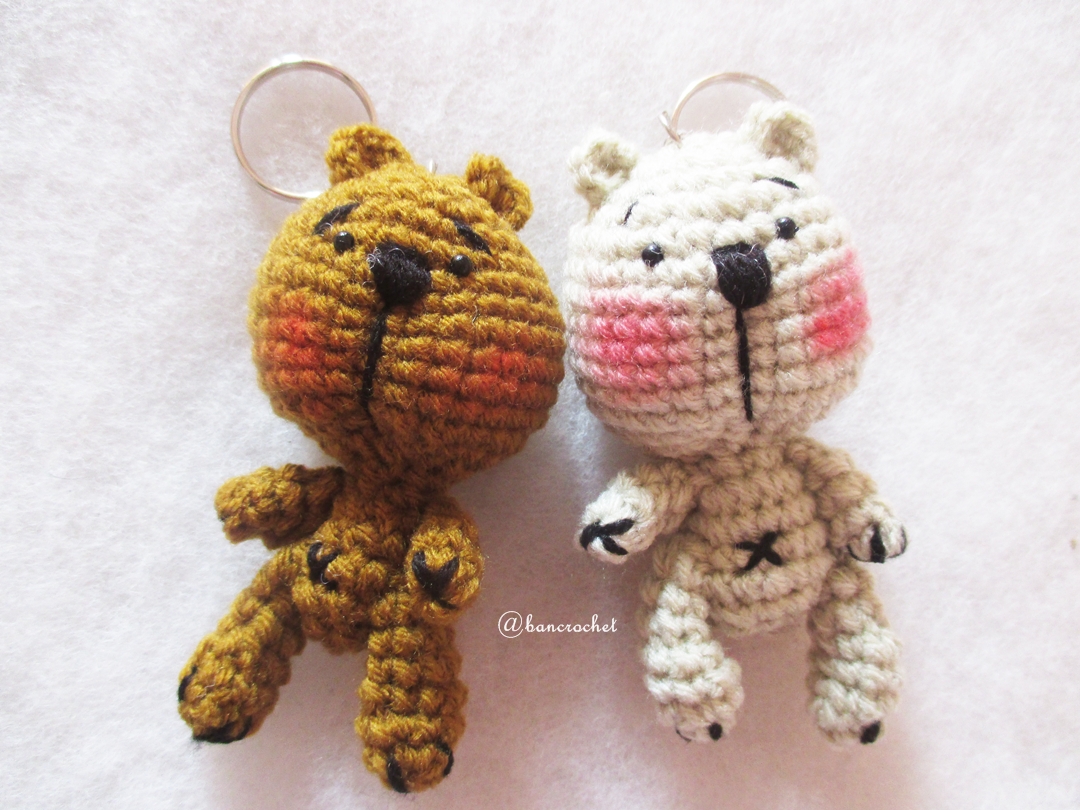 พวงกุญแจตุ๊กตาหมีถัก ขนาด 4 นิ้ว bear amigurumi crochet keychain 4 inches