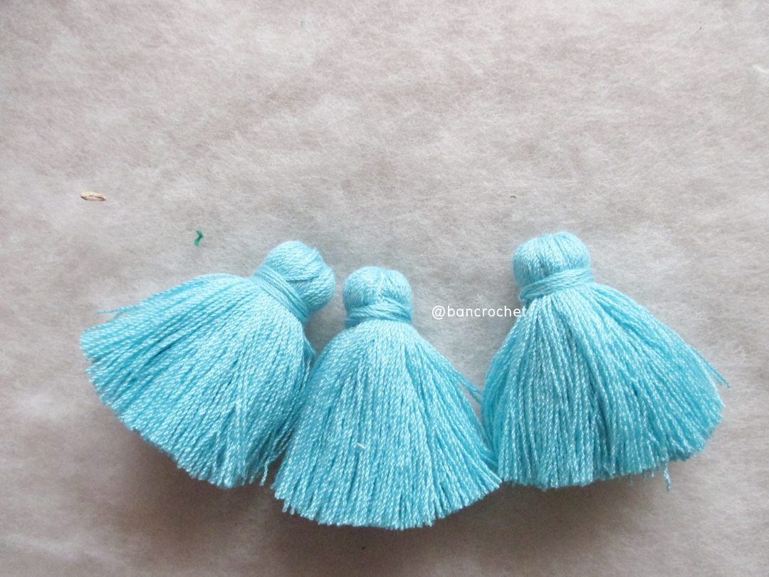 พู่แบบหนาฟู ขนาด 2 นิ้ว 4 ply tassel crochet acrylic yarn 4 ply ฟ้า 2 นิ้ว