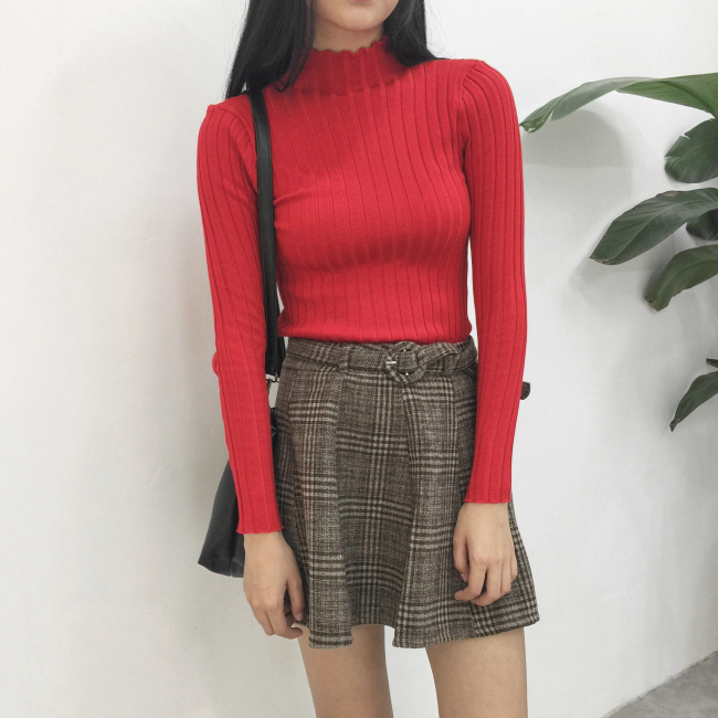 สีแดงสด : เสื้อสเวตเตอร์ ไหมพรมคอเต่า ลายทางในตัว ยืดได้เยอะ ผ้านุ่ม